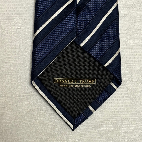 ELEGANT DONALD TRUMP SIGNATURE COLLECTION BLUE BLACK AND WHITE STRIPE DRESS TIE - Picture 5 of 5